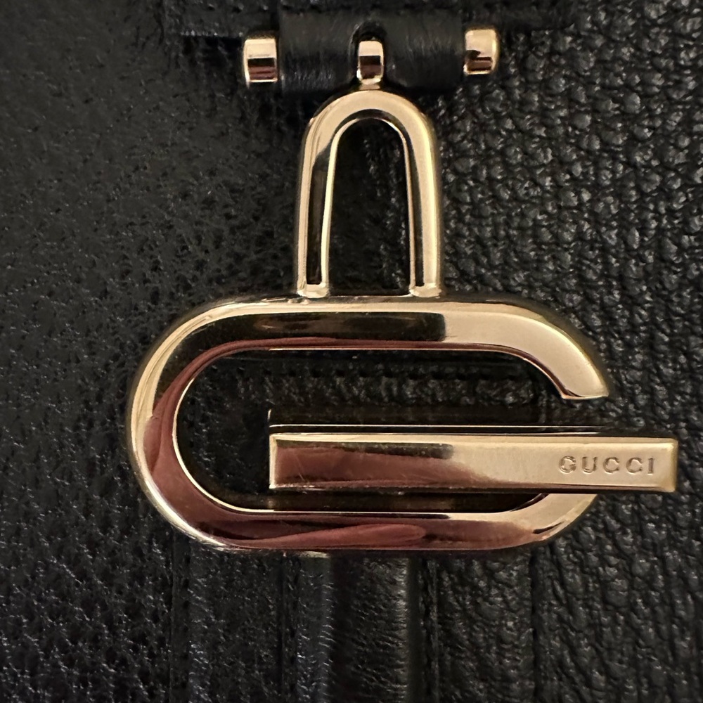 Authenticated Gucci Black Leather Shoulder Bag with Gold Hardware - Picture 3 of 14
